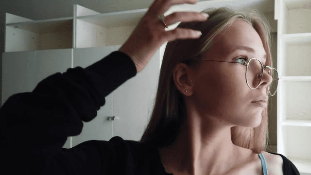 Cô nữ sinh kính cận quyến rũ - httgmjmx.sbs