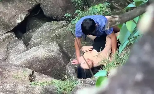 Đi du lịch với công ty mà em đồng nghiệp lén lút chịch bên bờ suối - httgmjmx.sbs