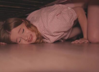 Chịch nát lồn chị kế đang mắc kệt dưới gầm giường - httgmjmx.sbs