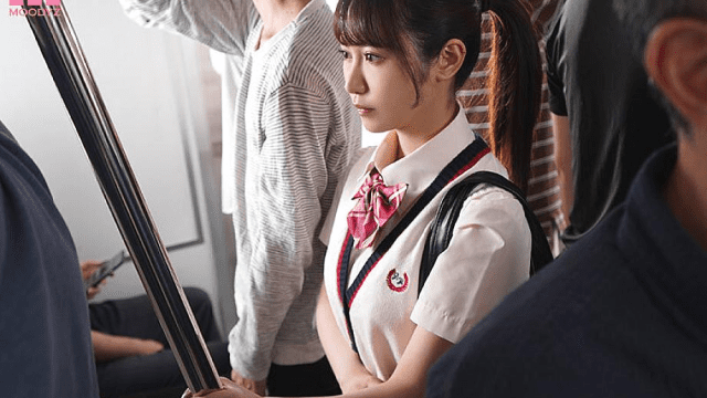 MIDV-599_Em nữ sinh váy ngắn trên tàu điện Ono Rikka - httgmjmx.sbs